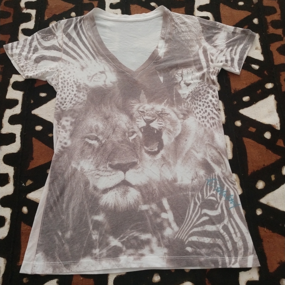 V-neck wild animals t-shirt